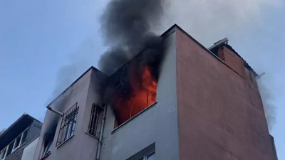 Beyoğlu'nda korkutan yangın: Binanın çatı katı alev alev yandı