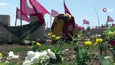 Depremde yaşamını yitiren Galatasaraylıların mezar taşlarına forma asıldı