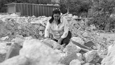 Ahmet Atakan’ın annesi evinin enkazında oğlunun eşyalarını aradı
