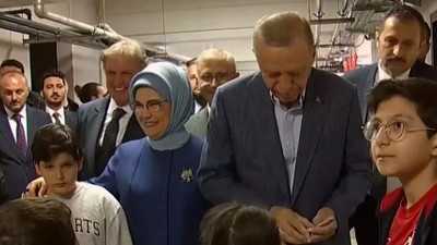 Erdoğan oy kullandığı okulda çocuklara para dağıttı