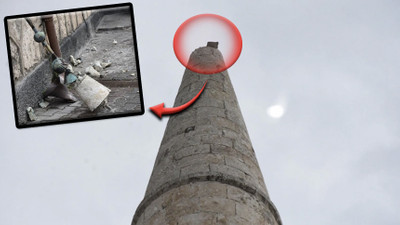 Cuma namazı sırasında cami minaresine yıldırım isabet etti