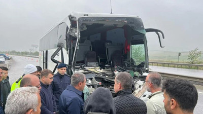 Balıkesir'de feci kaza: Tur otobüsü TIR'a çarptı, 33 kişi yaralandı