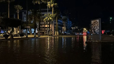 Hatay’da deniz yükseldi: Cadde sular altında kaldı