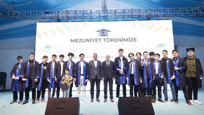 Belediye Başkanı ve İlçe Eğitim Müdürü, öğrencilerin mezuniyet töreninde AKP propagandası yaptı