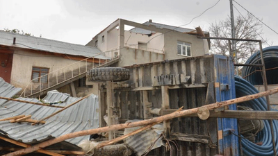 Kahramanmaraş'ta meydana gelen hortum çatıları uçurdu