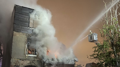 Fatih'te evsizlerin yaşadığı metruk binada korkutan yangın