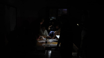 Elektrik kesintisi yaşanan okulda oylar telefonla sayılıyor