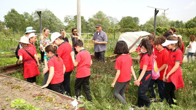 Nilüfer Belediyesi’nin ekolojik tarım koşullarında üretim yaptığı Kent Bostanları'nda öğrenciler tarımla tanıştı