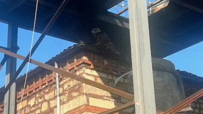Restorasyon çalışması yapılan tarihi caminin çatısında yangın çıktı