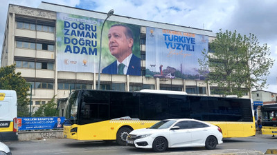 AKP seçim afişleri bu kez Ümraniye Vergi Dairesine asıldı