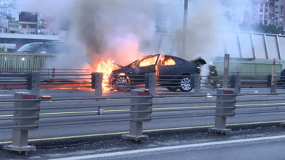 Haliç Köprüsü'nde otomobil yandı