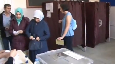 Zehra Çilingiroğlu oy kullandığı zarfı sandığa atmayı unuttu