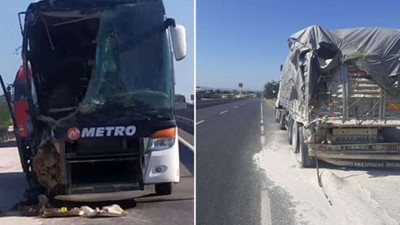 Manisa'da yolcu otobüsü kamyona çarptı: 14 yaralı