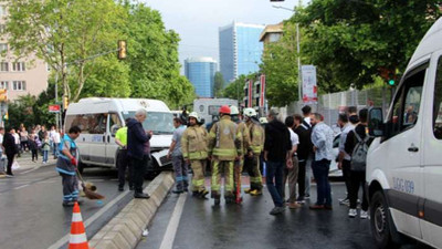 Beşiktaş'ta servis minibüsü otomobile çarptı: 4 kişi yaralandı