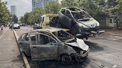 Sokaklar karıştı: 40 araç yakıldı, 150 kişi gözaltında