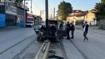 Otomobil direğe çarptı: Tramvay seferleri durdu