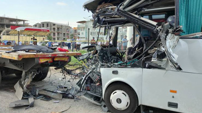 Antalya'da park halindeki tıra çarpan tur minibüsünün sürücüsü öldü