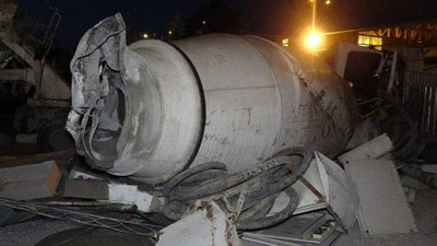 Metro inşaatı sahasına düşen beton mikserinin sürücüsü hayatını kaybetti