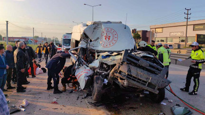 Bursa'da sporcuları taşıyan servis minibüsü hafriyat kamyonuna çarptı: 1 ölü 15 yaralı