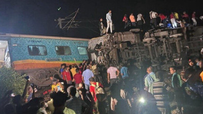 Hindistan'da tren kazası: 50 ölü, 300 yaralı