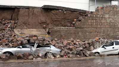 Sağanak yağış istinat duvarını yıktı: 3 araç hurdaya döndü