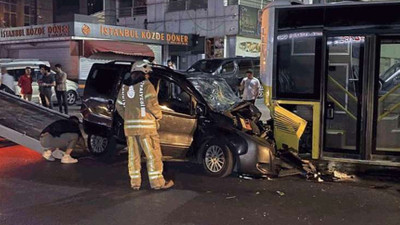 Bağcılar'da feci kaza: Kontrolünü kaybeden sürücü İETT otobüsüne çarptı