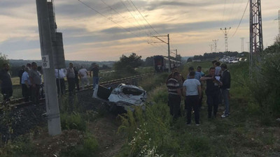 İstanbul'da kaza: Yolcu treni otomobile çarptı