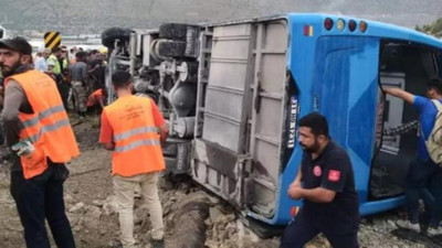 Mersin'de işçileri taşıyan midibüs devrildi: 12 yaralı