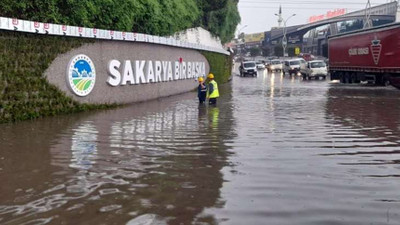 Sakarya'da sağanak nedeniyle sokaklar göle döndü