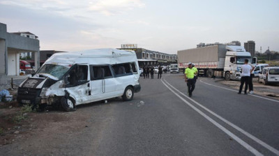 Tarım işçilerini taşıyan minibüs kaza yaptı: 21 yaralı