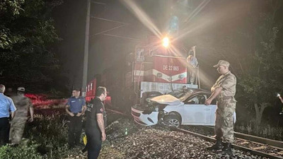 Yolcu treni otomobile çarptı: Sürücü hayatını kaybetti