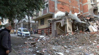 Sultangazi'de yıkım sırasında 3 binada hasar meydana geldi, yurttaşlar merdivende mahsur kaldı