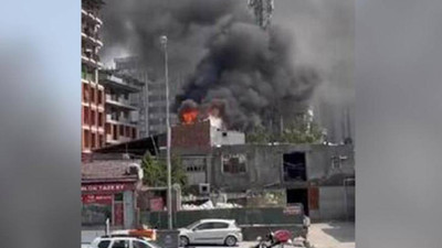 Sultangazi'de fabrikanın çatısındaki yangın kontrol altına alındı