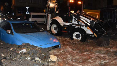 Ordu'da araçlar toprak altında kaldı, yollar suyla kaplandı