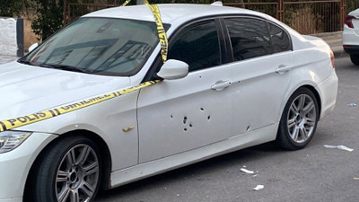 Diyarbakır’da bir kişi, husumetlileri tarafından otomobilinde silahlı saldırıya uğradı