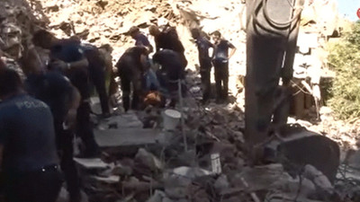 Bakırköy'de bina çöktü: 1 kişi göçük altında kaldı