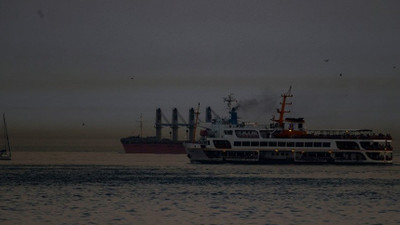 İstanbul'da denizin üzerine kahverengi toz bulutu çöktü