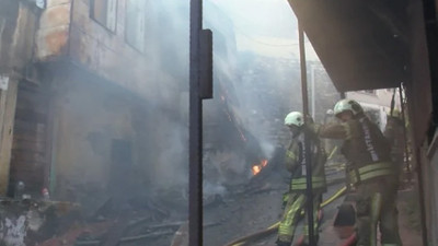 Beyoğlu'nda yangın sonrası bina çöktü