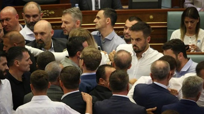 Kosova'da milletvekilleri birbirine girdi