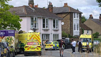 Londra’da bir araç ilkokul binasına daldı: Yaralılar var