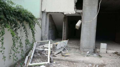 Depremde hasar gören evini güçlendirmek istedi, duvar üzerine yıkıldı