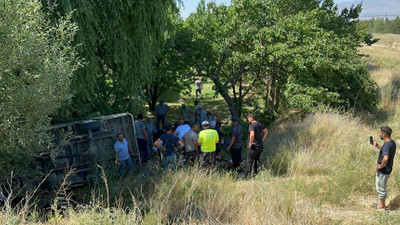 Afyonkarahisar'da katliam gibi kaza: Mevsimlik işçileri taşıyan minibüs devrildi, 6 kişi hayatını kaybetti