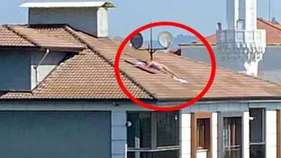 Çatıda çıplak güneşlenen kişi polis sirenini duyunca kaçtı