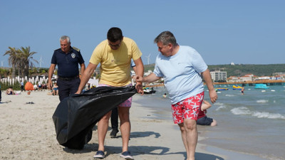 Çeşme Belediye Başkanı Ekrem Oran, Ilıca Plajı’nda çöp topladı