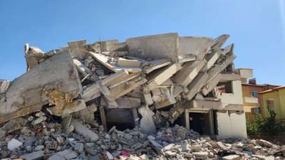 Kahramanmaraş'ta deprem nedeniyle 5 katlı bina yıkıldı