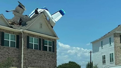 Evin çatısına uçak düştü, ölen olmadı