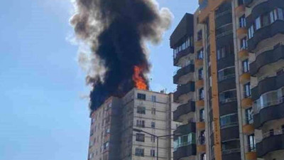 Kayseri'de yangın: 13 katlı binanın çatısını alevler sardı