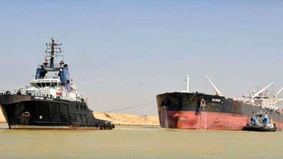 Süveyş Kanalı’nda petrol tankeri, karaya oturan LNG yüklü tankere çarptı