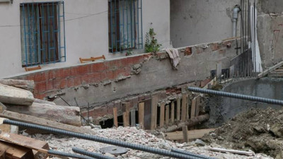 Temel kazısı sırasında hasar alan binanın 2 katının kaçak olduğu ortaya çıktı