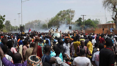 Nijer'de askeri yönetim destekçileri Fransız üssüne yürüdü